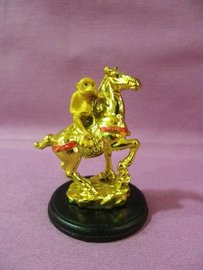 CABALLO CON MONO DORADO EN PEANA