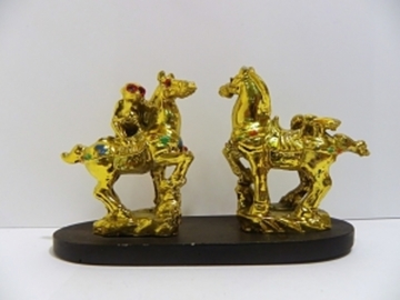 CABALLOS CON MONO Y MOSCA DORADOS EN PEANA