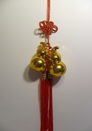 COLGANTE PAREJA DE WU LOUS DORADOS LAZO ROJO