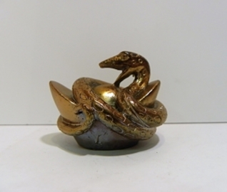 SERPIENTE SOBRE LINGOTE HORÓSCOPO CHINO