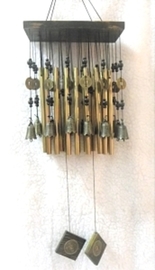 MÓVIL RECTÁNGULAR CON CAMPANAS Y MONEDAS CHINAS